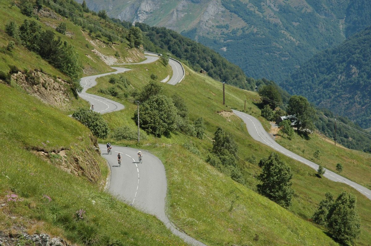 Cyclosportifs sur la route de Luz Ardiden - événement zik'n cycles
