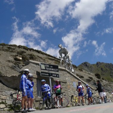 Les routes dediees aux velos Les Pyrenees mythiques a velo ou a VTT