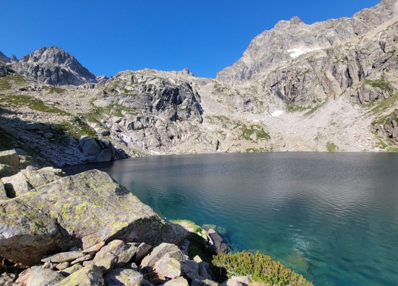 Le refuge du Larribet et les lacs de Batcrabère