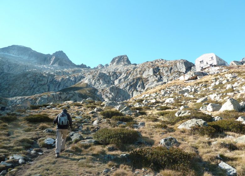 Le refuge du Larribet et les lacs de Batcrabère
