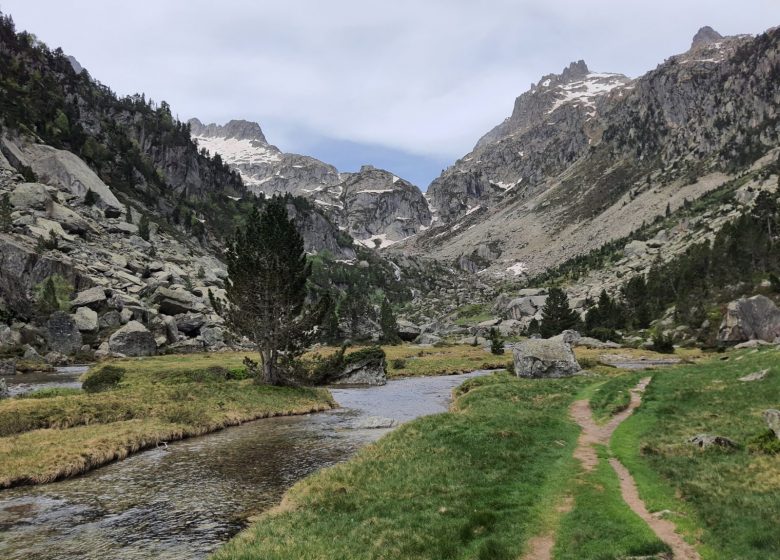 Le refuge du Larribet et les lacs de Batcrabère